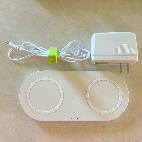 Like new Belkin Wireless charging dual pad station - Picture 1 of 3